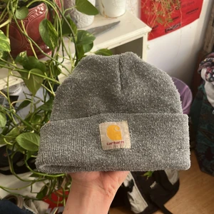 Mössa - En grå carhartt mössa, inga hål eller skador men den är lite använd.