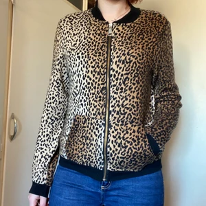 Tröja  - Mjuk tröja, sparsamt använd i gott skick.