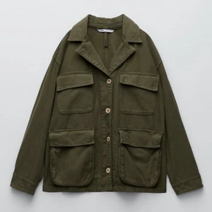 Jättefin Grön jacka  - Jättefin grön jacka från Zara. Har inte använt någon gång pga den lite stor på mig. Skriv om intresse! 