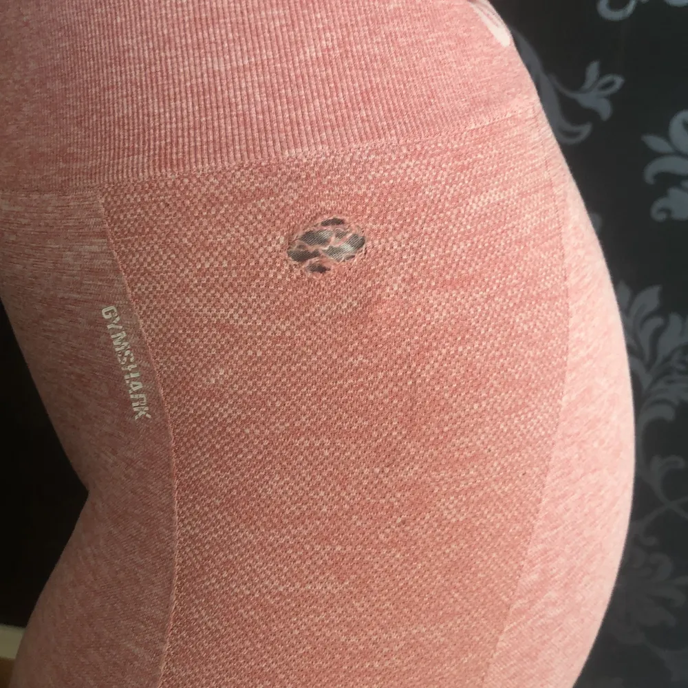 Ett par rosa tights från gymshark med ett hål. Jeans & Byxor.