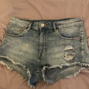 Hm jeansshorts - Snygga ripped jeansshorts från hm i storlek 40, fint skick. Säljer då dem tyvärr inte kommer till användning. Köpt för 199kr. Pris kan diskuteras🤗