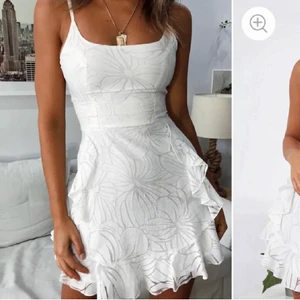 Vit klänning  - Jättefin vit klänning köpt här på plick! (Lånade bilder). Tänkte ha den på studenten men säljer då den tyvärr va lite för stor på mig. Skönt material och så fint mönstrad! Aldrig använd av varken mig eller förra ägaren utan bara testad, hon sålde då den inte gick att skicka tillbaka. Nypriset var 399 men säljer för 199💓 Frakt tillkommer på 45 kr💓