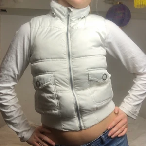 Pufferväst  - Superfin passform på denna våriga pufferväst!!!