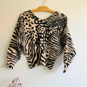 Tröja med zebramönster. - Tröja med väldigt fin passform. Något markerad i midjan och något vidare ärmar. Osäker på material, men känns som någon blandning av Kashmir och ull.