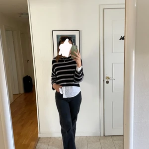 Randig tröja - Randig stickad tröja från Even&Odd i storlek L men är som en XS på mig som är S/M. Köpt från Zalando och säljer då jag inte använder den längre. Frakt ingår inte i priset!