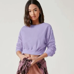 Croppad sweatshirt - Från SHEIN, storlek S. Helt oanvänd, köpte för 110 kr, säljer för 65 kr 😚