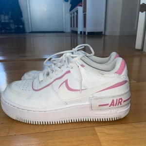 Nike Air Force 1 - Shadow vit & rosa  - Använda fåtal gånger då jag insåg att de var för små i storleken. Köpta för ca 1200 kr, köpta från asos. Storlek 38,5 - UK 5 - 24,5 cm