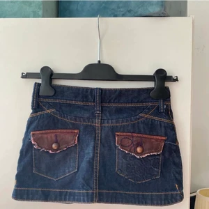 Så sjukt snygg jeans kjol - Blå jeanskjol köpt på barnavdelningen men passar xs/xxs kan möttas upp i Stockholm eller helst frakta