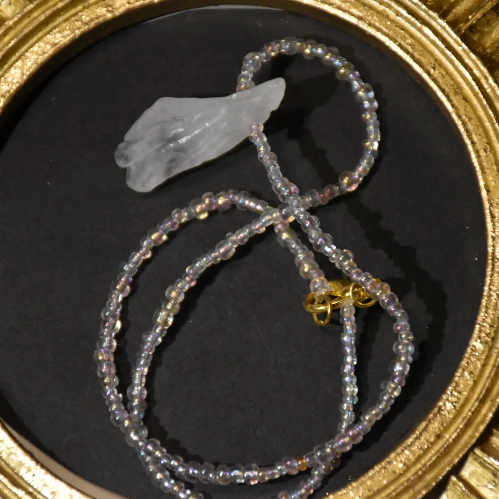 Halsband med rå bergskristall och rosa skimrande pärlor. Låset är guldigt och halsbandet är rätt kort, gjort för att ligga i halsgropen.. Accessoarer.