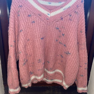 Stickad rosa tjocktröja  - Onesize/oversized, V-ringad. Tröjan är använd en gång. 