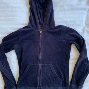 Juicy couture kofta  - En marinblå juicy couture kofta i storlek 14 (XS) . Bra kvalite säljer pågrund av att den är för liten och inte använder. Snyggt tryck med pärlor och köpt på NK för nått år sedan. Frakt ingår ej