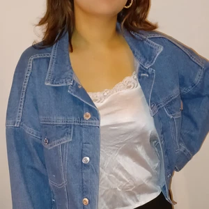 Blå cropped Jeansjacka  - Blå cropped jeansjacka från H&M. Storlek M. Knappast använd och i väldigt bra skick. 