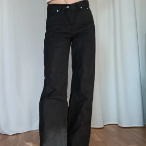 Svarta vida jeans - Nyskick