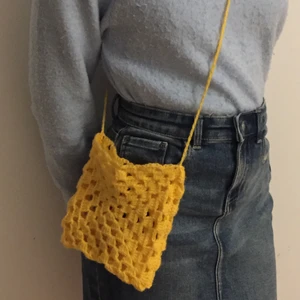 Virkad Mommoväska (av mormorsrutor) - Detta är en fin praktisk väska som vi kallar våran Mommoväska! Den är väldigt strechig och man får därför plats med mycket saker i den! Den finns att beställa i 6 färger (gul, ljusblå, gråblå, grågrön, lilarosa och en annan grön nyans, syns på andra bilden) och det är bara att höra av er om ni har några frågor! Dessutom går en fjärdedel av pengarna till föreningen Smådjurchansen som hjälper vanvårdade smådjur!🧶💕