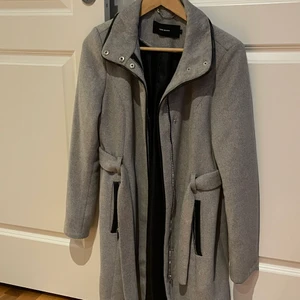Grå jättefin kappa - Jättefin grå kappa som går till knäna, tyvärr kom den inte till så mycket användning. Använt fåtal gånger o tvättad sen dess. Köpte den för 3 år sen för 800kr, säljer för 450 INKLUSIVE frakt❤️‍🔥