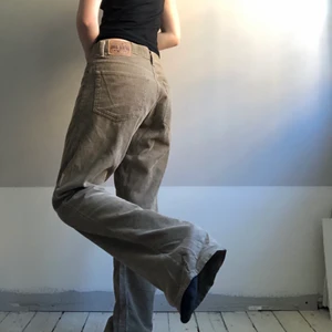 Vintage manchesterbyxor  - Skitsnygga vintage Gap manchesterbyxor som tyvärr e för stora för min smak (är 164cm). Boot fit och i gott skick. Färgen stämmer bäst på första och sista bilden. Möts gärna upp i första hand. 