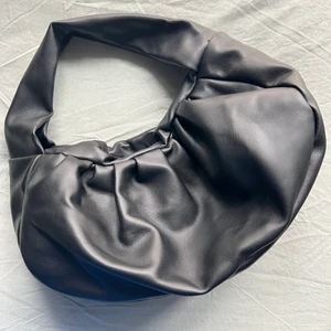 Bean bag nyskick - Använd en gång. Perfekt väska till utgång eller bara strosa runt i stan. Får plats med smink, plånka, parfym & andra livsnödvändiga prylar. 