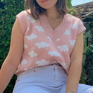 Stickad väst rosa - Söt stickad väst med moln i storleken L❤️ Den passar S-XL beroende hur man vill att den ska sitta🥰