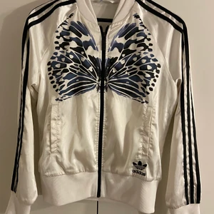 Adidas tröja  - Sparsamt använd. Storlek 40. Är silkes tyg och tryck fram.