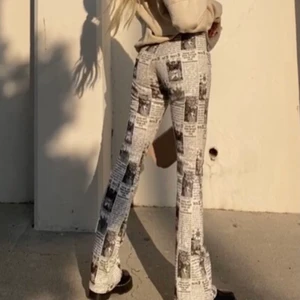 Newspaper byxor - Skitsnygga och LÅNGA byxor från motel rocks. Sitter väldigt smickrande på💥💥⭐️