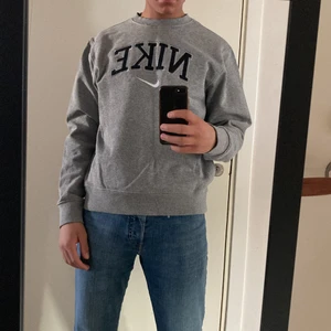 Nike tröja - En grå nike crewneck med broderad logga fram och text. Vintage stil, knappt använd och inga skador. Storlek S