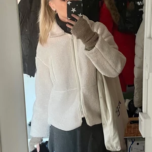 Pilejacka - Säljer nu denna superfina pilejacka ifrån hm. Köpt 2020 så finns inte i sortimentet längre. Fint skick och i storlek Xs men passar en S också då den e större i storlek🥰 buda ifrån 300kr