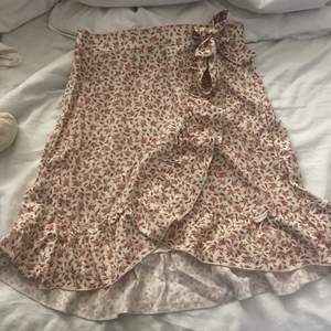 Blommig kjol från Gina Tricot i storlek 36💖 frakt tillkommer