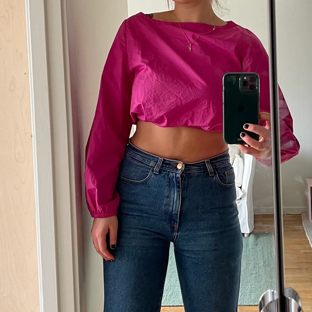 Älskar denna fina topp från Rodebjer. Så frin rosa färg, är i princip som ny. 💗 Perfekt till jeans eller som topp till en kjol. Går att justera hur toppen ser ut genom att dra upp den.. Blusar.