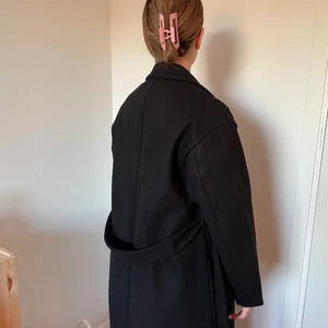Svart kappa - Svart kappa köpt i januari 2022 från veromoda. Använd max 5 gånger i storlek S, väldigt fint skick dock lite nopprig vid armarna men de får man räkna me på detta material. Syns dock knappt:) kan tas bort med noppmaskin. Är 165 och den går till mina knäveck. Köp för 366 inkl frakt❤️❤️‍🔥