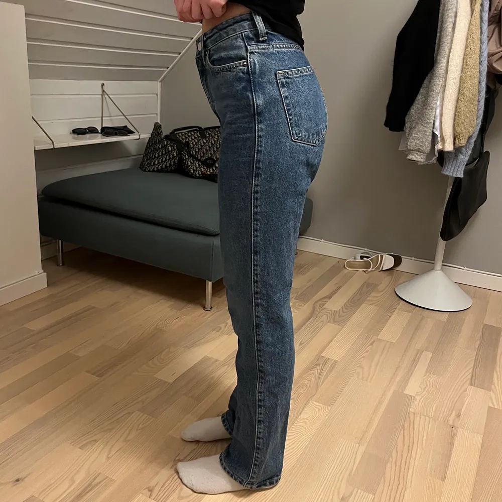 Mörkblå weekday jeans i Rowe. Snygg passform och endast använda ett fåtal gånger!. Farkut & Housut.