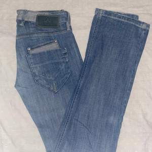 Säljer dess otroligt söta ljusblåa jeans från Fornarina! Passformen är lowaist, slimfit med straight leg. Otroligt fina detaljer på fickorna och är i mycket bra skick. Ger y2k stilen vi alla älskar<3333💞 Dem var för små för mig😞