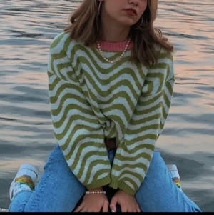 Stickad tröja  - Jättefin Tröja som jag bara använt ett par gånger💗Lånade bilder men om ni skriver kan jag skicka egna❣️ Pris kan diskuteras 