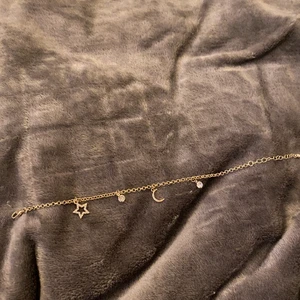 Armband  - Ett fint armband, jag köpte det för rätt länge sen men har bara använt 1 gång. Den är som ny. Säljer för 15kr+ frakt 12❤️