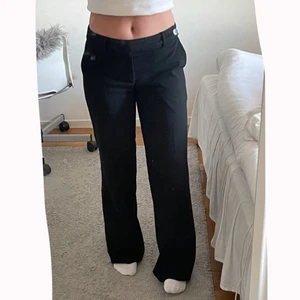 Kostymbyxor  - Säljer mina favorit lågmidjade kostymbyxor som är helt slutsålda på pull & bears hemsida! Säljer i storlek M (på bilden har jag storlek S) då storlek M är för stora för mig. Byxorna är helt oanvända👍🏼 Ordinariepris: 299 kr, säljer för 200 kr! Skriv privat för fler bilder💞