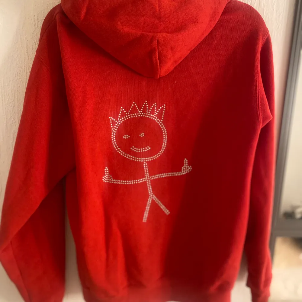 ⚠️intressekoll⚠️ state of mind hoodie i stl S. Supersnygg och skön. Använd fåtal gånger. Vid bra bud säljer jag. Köp direkt för 450kr. Köpare står för frakt.                                                                             Nypris: 656kr. Använd ca 5 ggr och inga skador (ser helt ny ut). Hoodies.