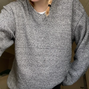 Grå tröja - Grå oversize tröjan storlek XL. Den är stor på mig som har storlek S. Använd av mig 2 gånger. Tröjan har inga skador. Kontakta vid köp✨