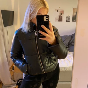 Svart dunjacka i skinnimitation - Säljer denna snygga svarta jacka i skinnimitation då den inte längre kommer till användning. Den är i väldigt bra skick och passar bra nu i vinter! Jag köpte den för 600kr och säljer nu för 350kr☺️