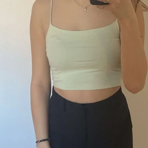 Limegrönt linne strl XS-S - Fint sommarlinne, gör att man ser brun ut😋 Inget fel på alls utan säljer för att jag måste rensa ur garderoben! 