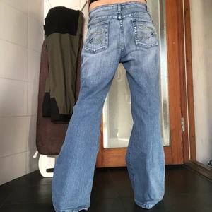 Jeans - Midwaist jeans med broderingar både fram och bak. Dom sitter lågmidjat på mig då dom är lite stora. Perfekt längd på mig som är 174cm. Några få rhinestones har ramlat av men det är inget man tänker på. Midjemått: 94cm Innerbenslängd: 79