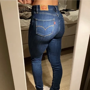Levis jeans - Mörkblåa high Rise Levis jeans som jag inte använder därav säljer! Heltfläckfria