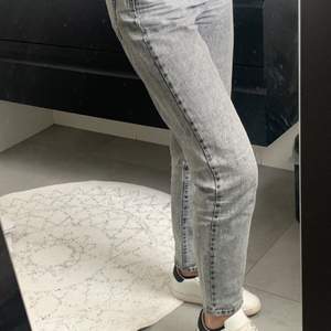 Mom jeans från Gina trico i storlek 34. Dom är grå stentvättade😍 120+66kr i frakt 