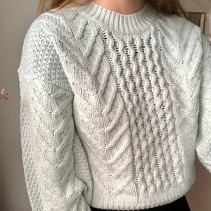 Pastellblå stickad tröja - Storlek S. Från Gina. Jättefint skick. Finns i Örebro. 