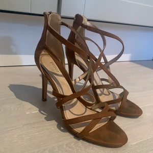 Bruna stilettklackar  - Bruna stilettklackar från Pimkie, bra skick i st 38