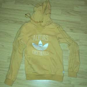 adidas hoodie - fet adidas hoodie i storlek 38, köparen står för frakt💚
