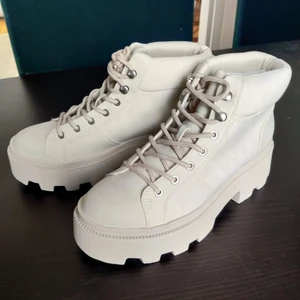 Vita chunky boots - Helt oanvända gräddvita kängor i storlek 37 från Pull&bear. 