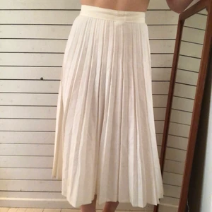 Vit plisserad kjol  - Superfin plisserad kjol köpt vintage, storlek xs☀️70/80-tal 