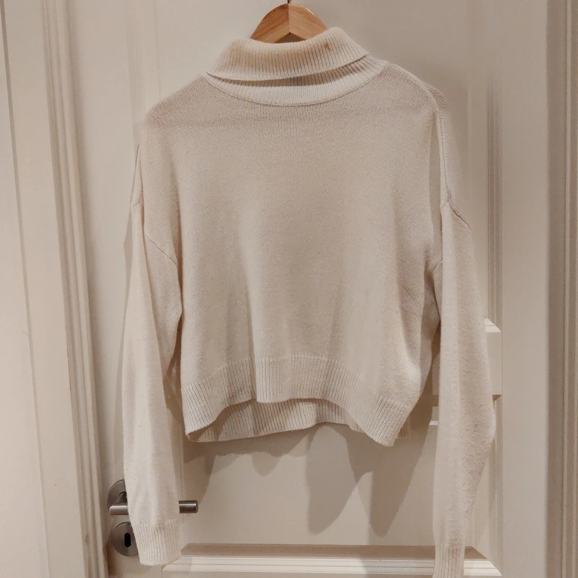 White turtle neck cropped 