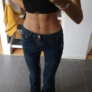 Lågmidjade jeans - Säljer dessa trendiga lågmidjade jeansen! Sitter under naveln och är lite pösiga, mörkblå. Använda 1 gång då jag testade dessa då dom är i fint skick!⚡️Slutsålda på hemsidan, Köp direkt för 900kr ink spårbar frakt !!🙃🙃⚡️⚡️