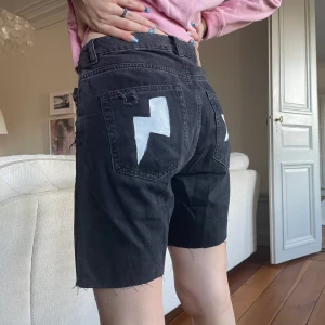 Shorts  - Jättecoola skjorts som jag målat på själv! Storlek 36 men skulle säga att de passar 38 också! 