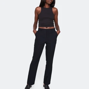 Kostymbyxor, bikbok - Lägger upp dessa kostymbyxor igen. Dom är från bikbok, säljer pga att dom är för små för mig. (Min kompis på bilden, är ca 164 cm lång, dom går under hälen på henne) Riktigt snygga lite små i stl. Stl 36/38. Buda eller köp direkt för 350, buda endast om ni verkligen kommer att köpa dem!!!!!!!!